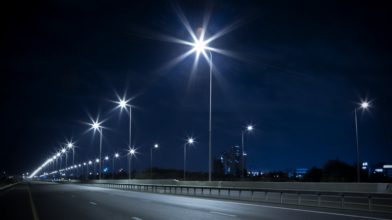 Überprüfung der Qualität der Straßenbeleuchtung mit der Methode der Leuchtdichteverteilung.
